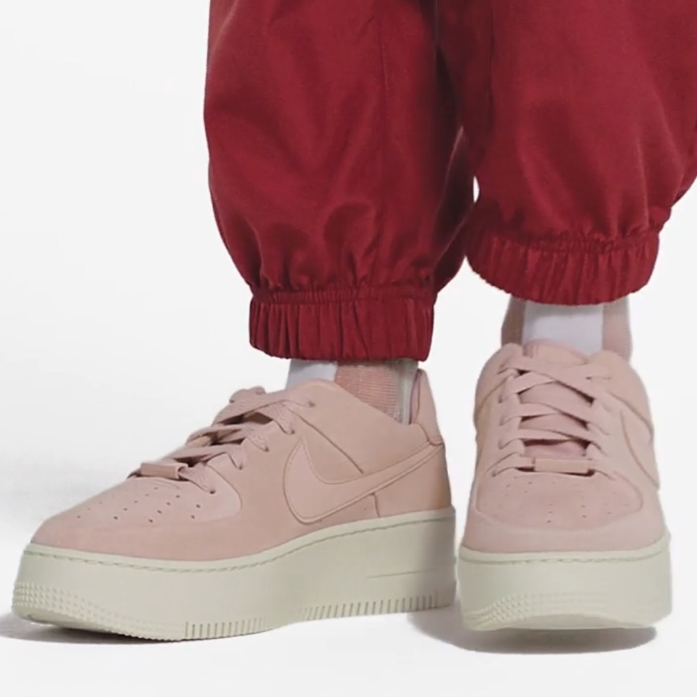 Nike WMNS Air Force 1 Sage Low
Platform Sneakers
Particle Beige/Phant
AR5339-201 - Picture 4 of 16